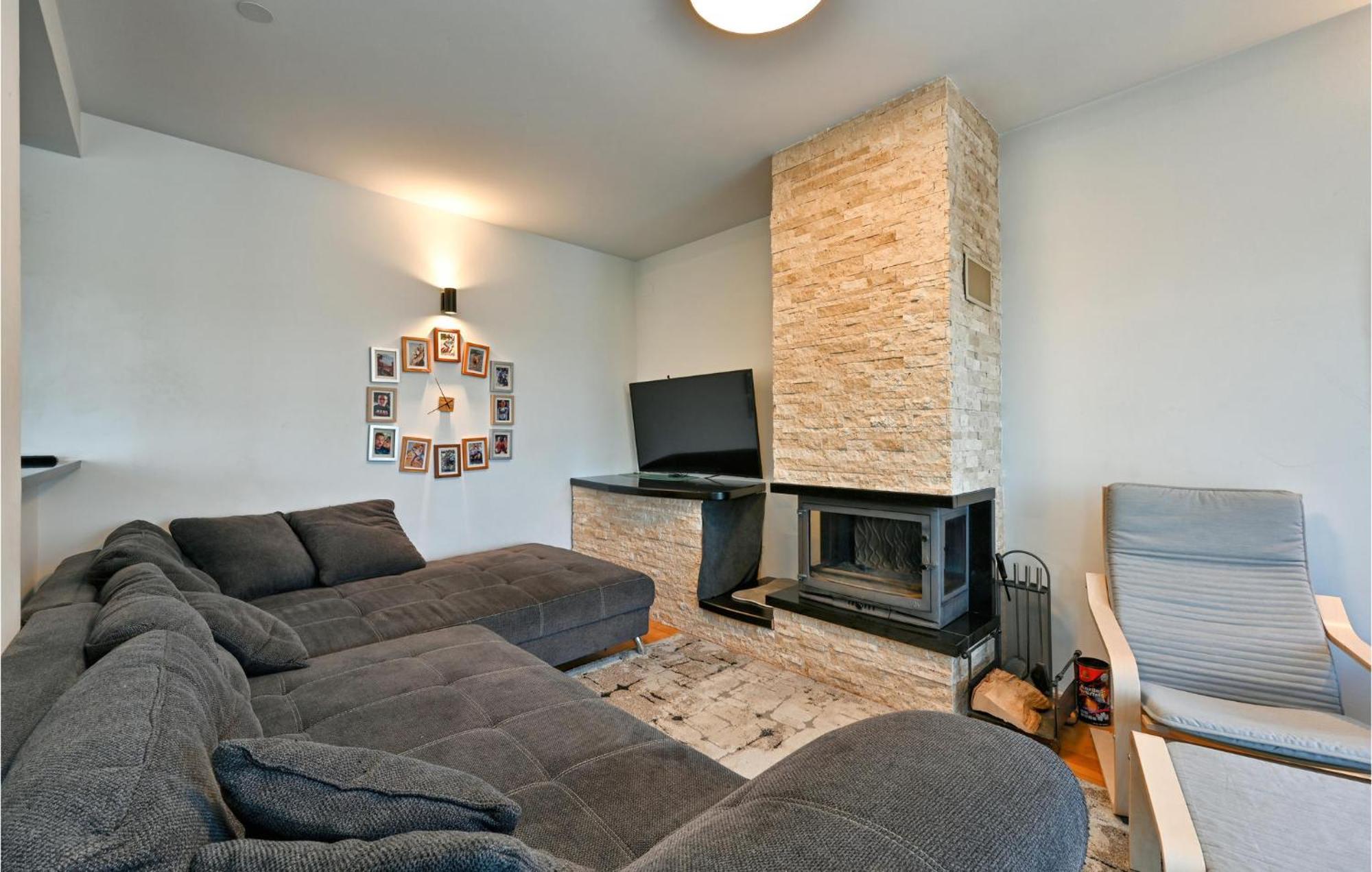 4 Bedroom Nice Home In Mala Rakovica מראה חיצוני תמונה